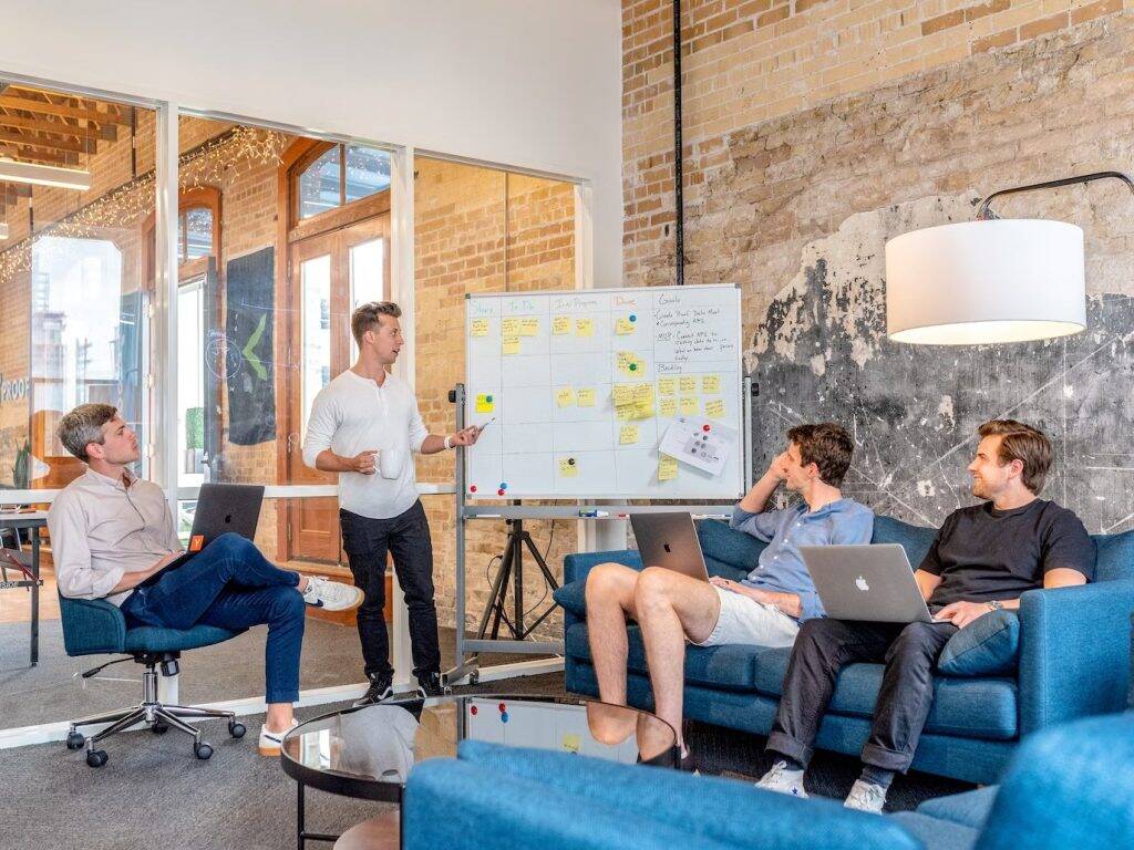 Sharing a Desk in a Hybrid Office Setting [11 Best Practices]