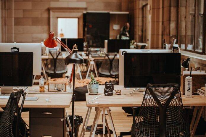 Sharing a Desk in a Hybrid Office Setting [11 Best Practices]