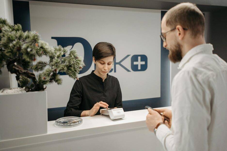 How To Handle Visitors In the Office [A Definitive Guide]
